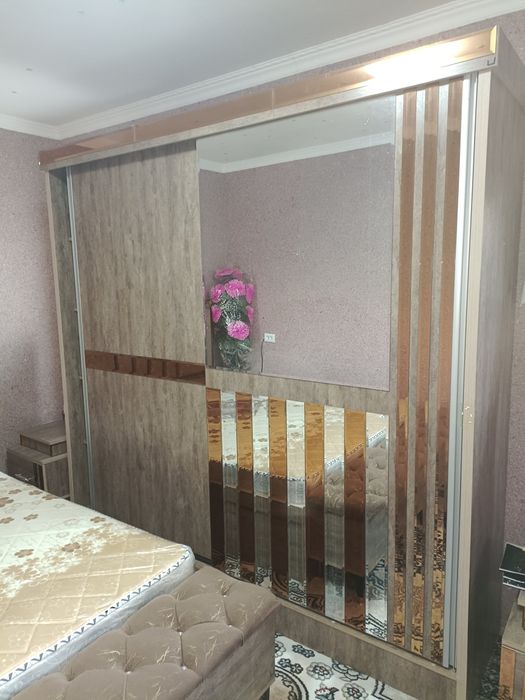 Yangi mebellar  bir ikki marta iwlatilgan holos  yangdek