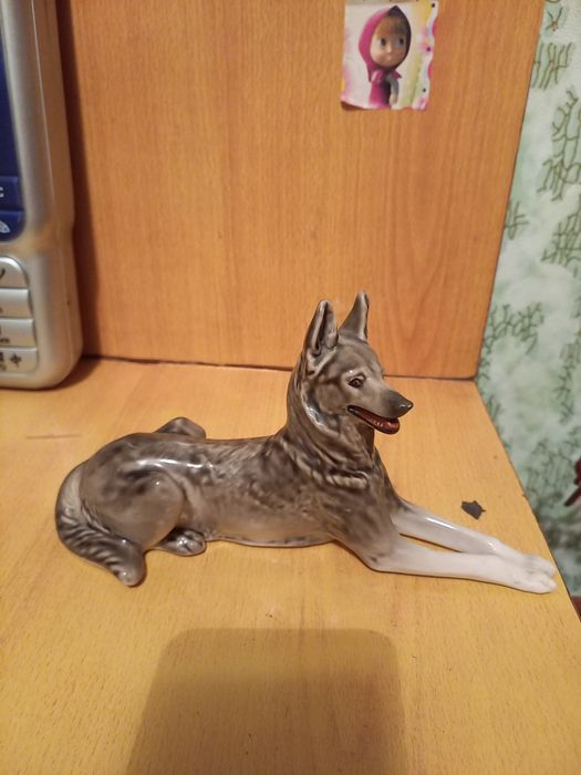 Продам фарфоровую статуэтку