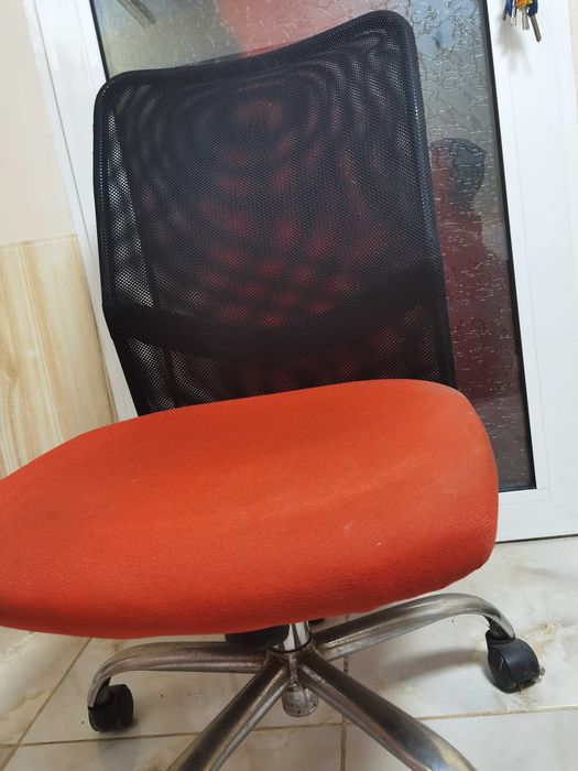 Продавам въртящ стол употребяван