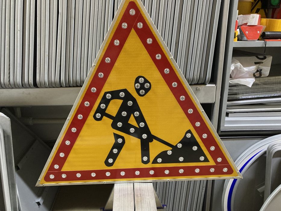 Знаки дорожные, щиты