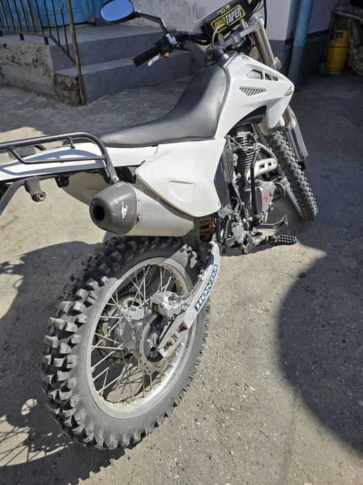 Мотоцикл эндуро спорт.