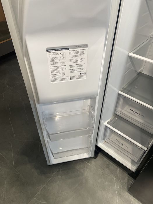 Хладилник LG Side by side с диспенсър за вода и лед