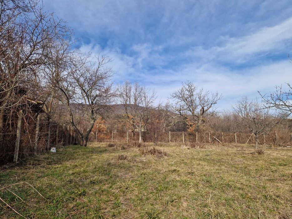 Имот в с.Очуша за вила, къща илиовощна градина