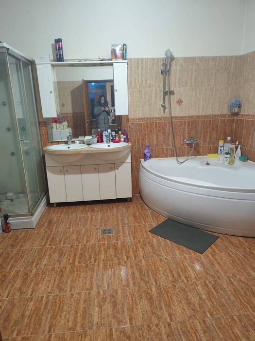 Casă solidă din cărămidă, 3 camere, curte mare, garaj și livadă