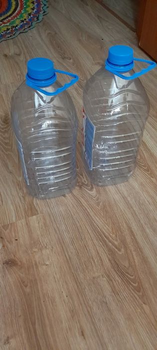 Баклажки из под воды.