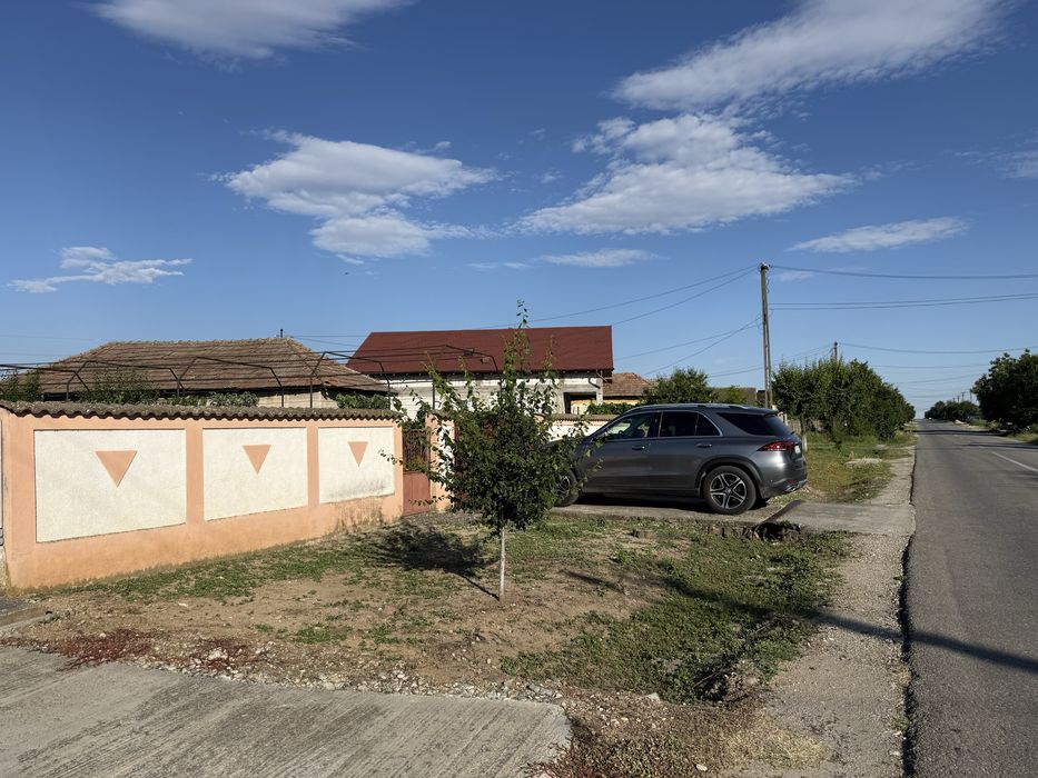 De vânzare: Casă la strada principală – Sat Olari, com. Pârșcoveni