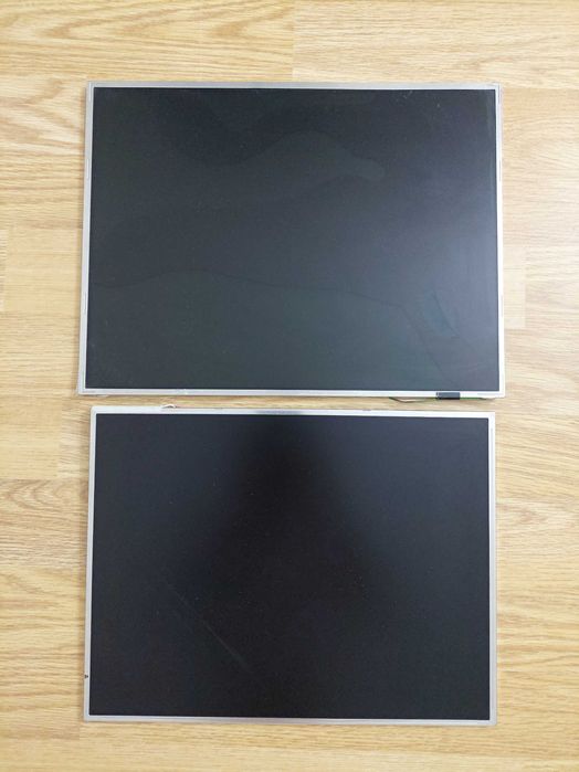 Diferite componente electronice Laptop pad, difuzoare, CD Player