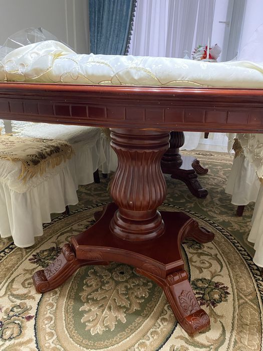 Продам стол для гостиной