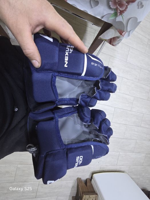 Хоккейные краги и шайбы.