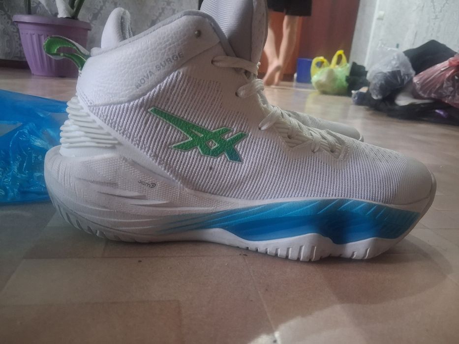 ASICS Nova Surge