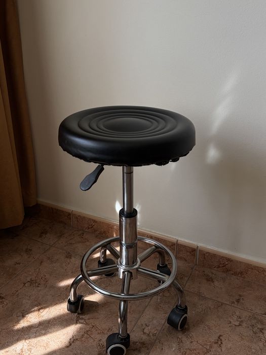 Scaun hidraulic pe roți