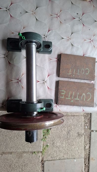 Ax+lagare rulmenti 30mm, fulie 20cm , cutite 10mm foaie de arc