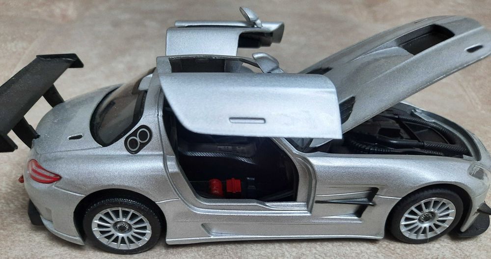 Коллекционная модель машинки мерседес