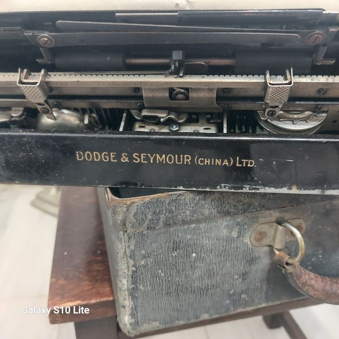 Vând  mașină  de scris Corona