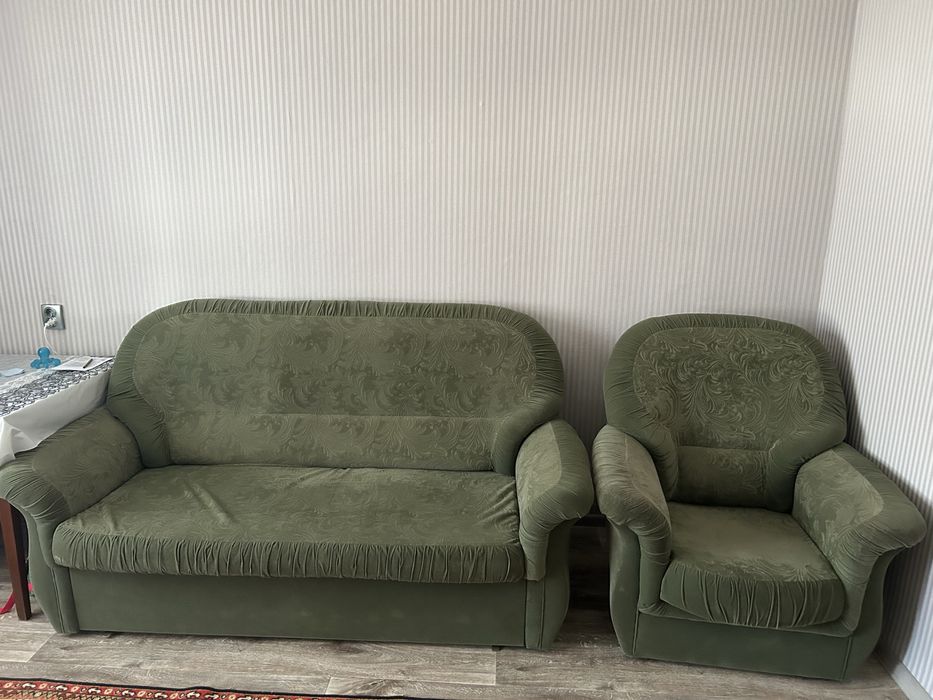Диван и 2 кресла в хорошем состоянии,не пошарпанный,не продавленный