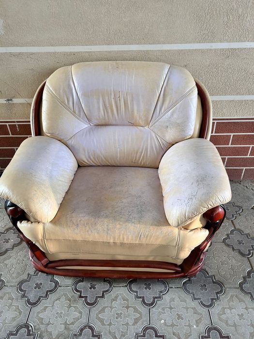 Диван кожаный срочно продается