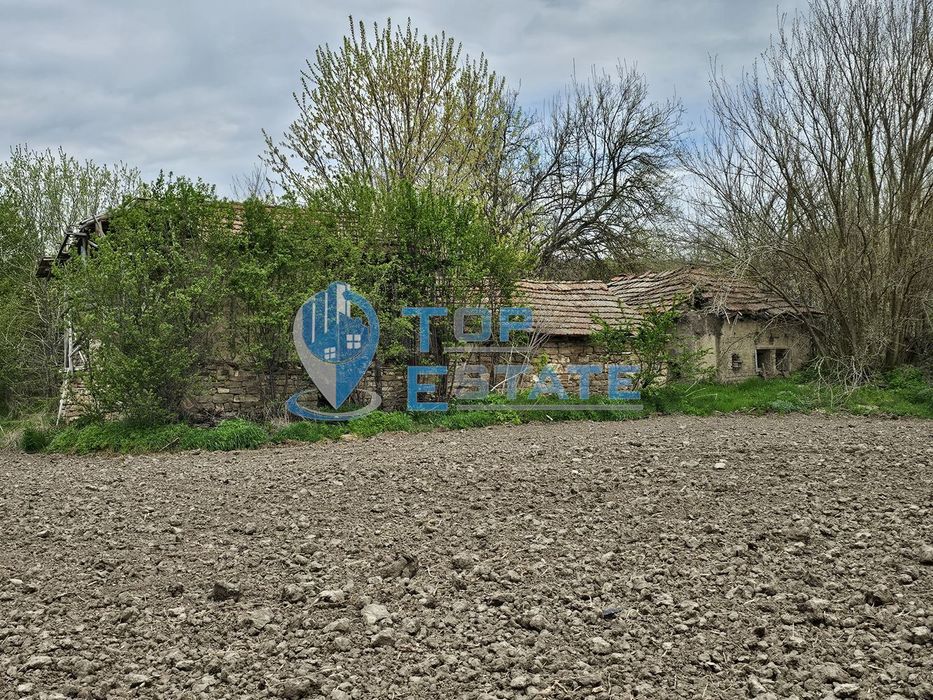 Голям парцел със стара къща в с. Драгомирово