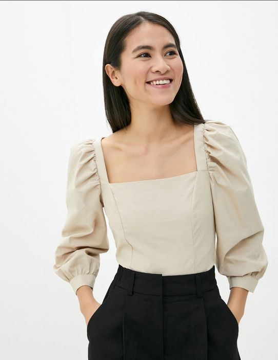 Бежевый топ  с квадратным вырезом