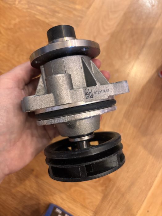 Водна помпа BMW 2.0 2.5l
