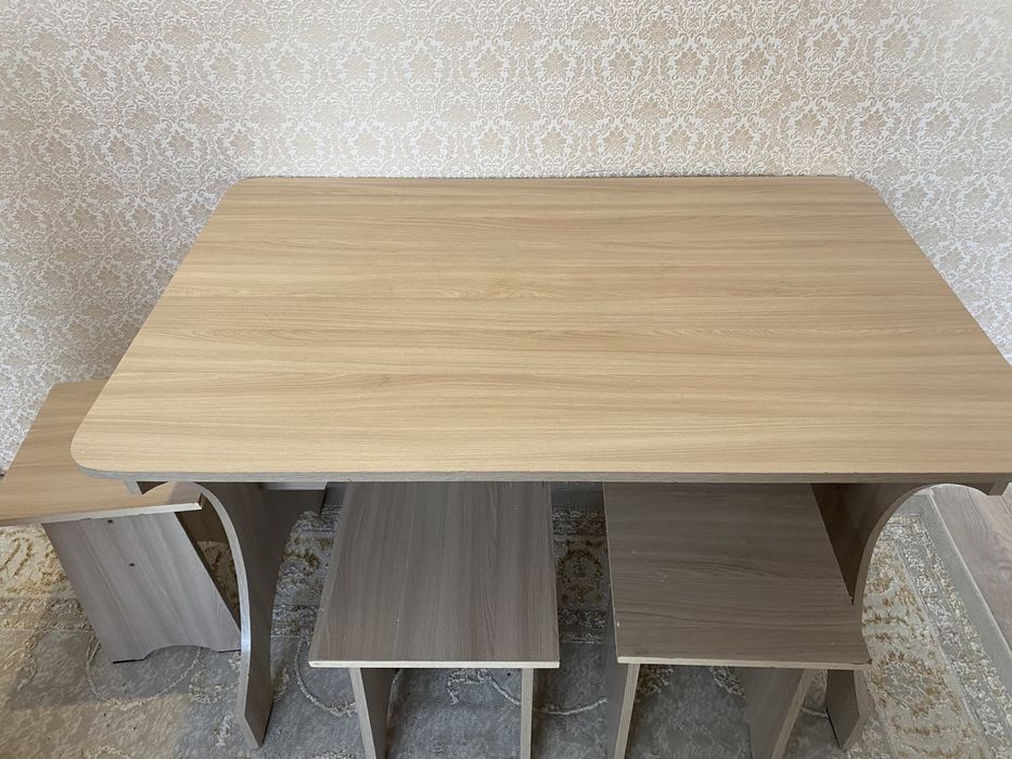 Продам кухонный стол с табуретками