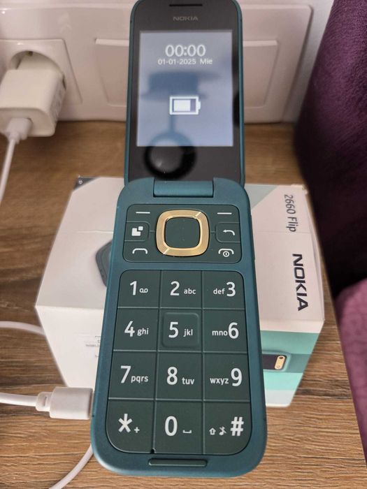 Vând telefon Nokia 2660 Flip verde.