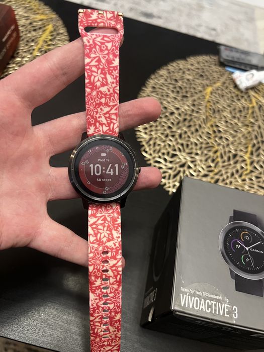 Продам часы Garmin vivoactive3