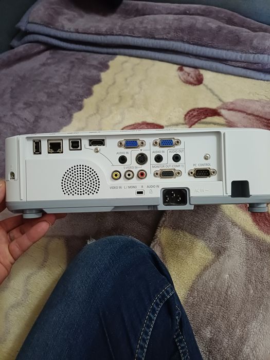 vînd videoproiector