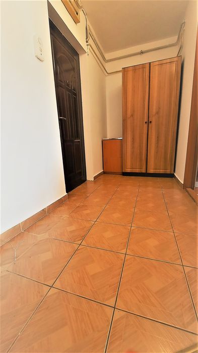 Închiriez apartament cu 2 camere