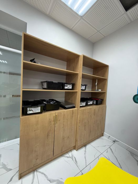 Парты, стулья, шкафы, вывеска