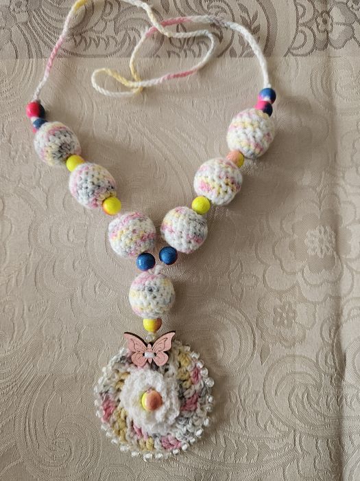 Красиви плетени гердани и обеци.