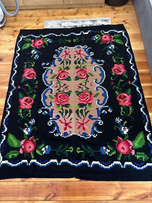 Covor țărănesc țesut manual din lână – autentic și tradițional