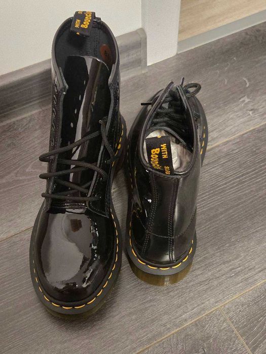 Dr. Martens Ниски ботуши с връзки в Черно
