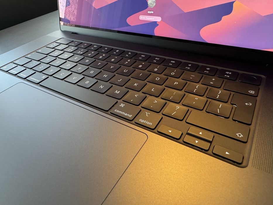 Apple Macbook M3 Pro 16” 18 Core 36gb Ram 512gb