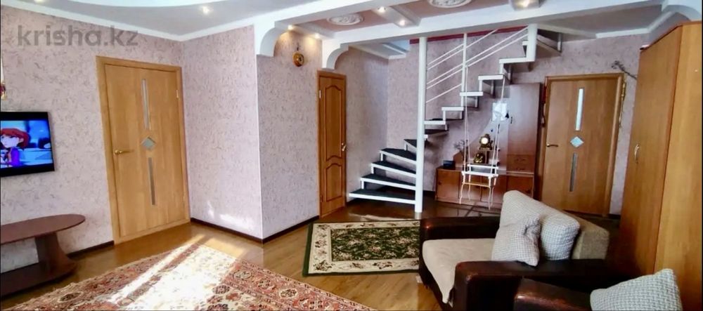 Продаётся просторный 2-этажный частный дом — большая территория
