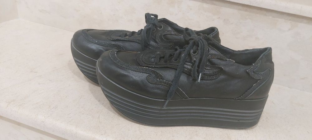 Дамски обувки на платформа.