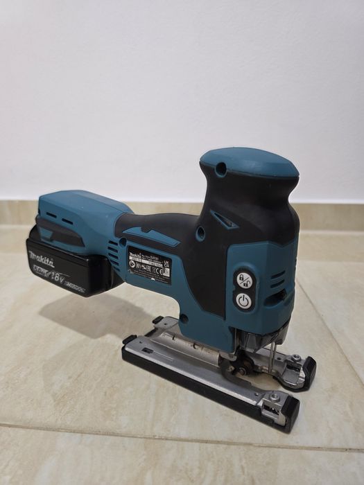 Fierastrau pendular Makita DJV 181