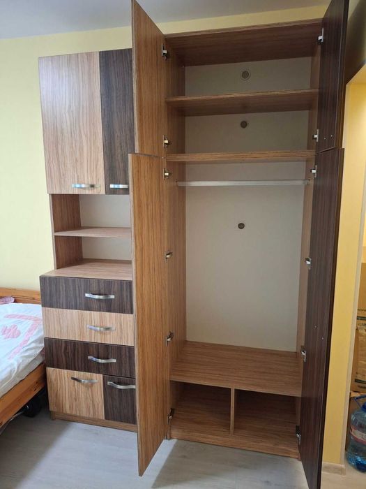 Продавам секция-400 лв. и масивна маса с мраморен плот-200 лв.