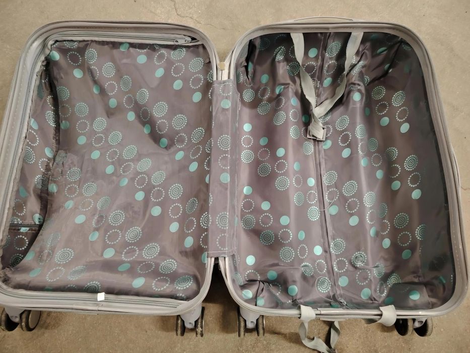 Продавам куфар с колелца и телескопична дръжка