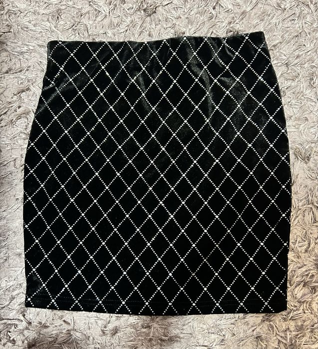 Черна бляскава пола по тялото