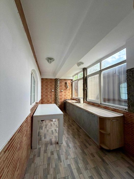 Inchiriez casa-spatiu comercial Ford