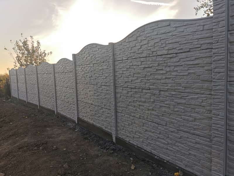 Montaj Gard beton, placi si stalpi gard Jaluzea