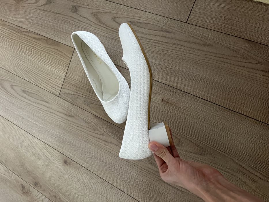 Женские белые туфли 39 размера