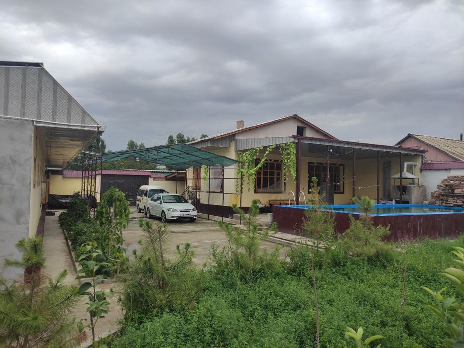 Dacha sotiladi orta saroyda uy sotiladi