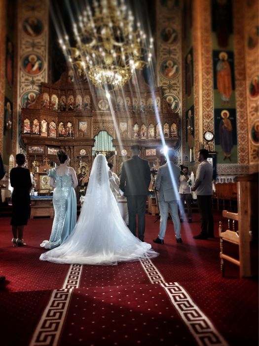 Rochie eleganta cu trena, corset si sclipici + voal, manusi si cerc