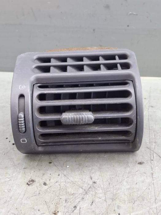 Grila ventilatie bord stanga 1461979077 Peugeot 806 2.0 AT (136 hp)