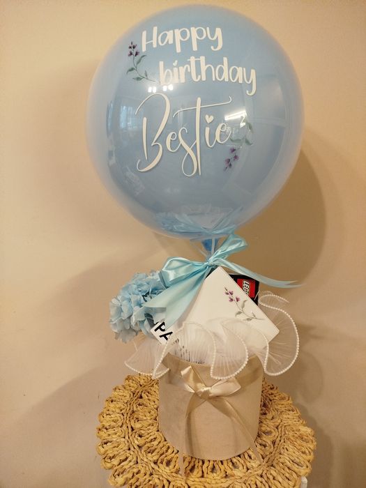 Прозрачен балон с надпис с цвете или подарък