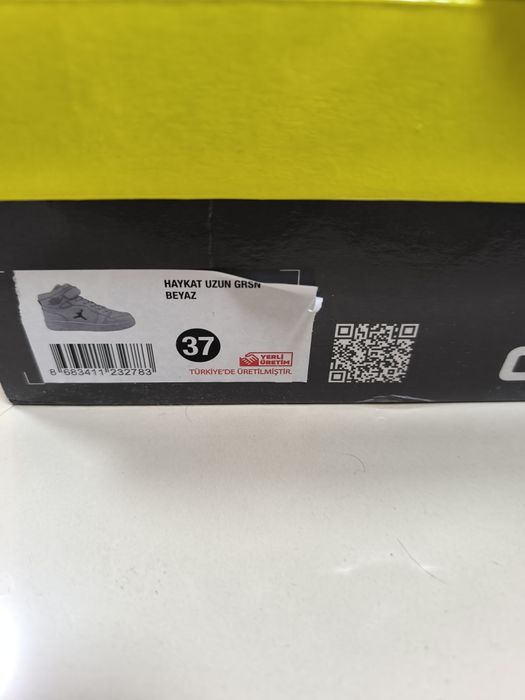 Високи бели спортни обувки