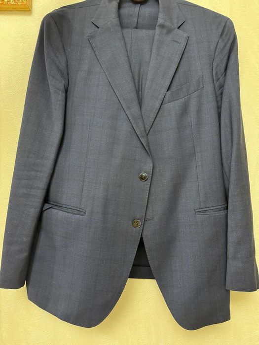 Продается классический костюм-брюк

Мужской костюм с брюком в синем