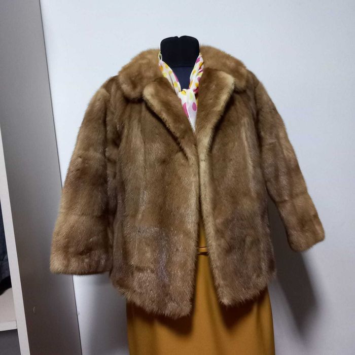 Haina blana eleganta cu maneca larga