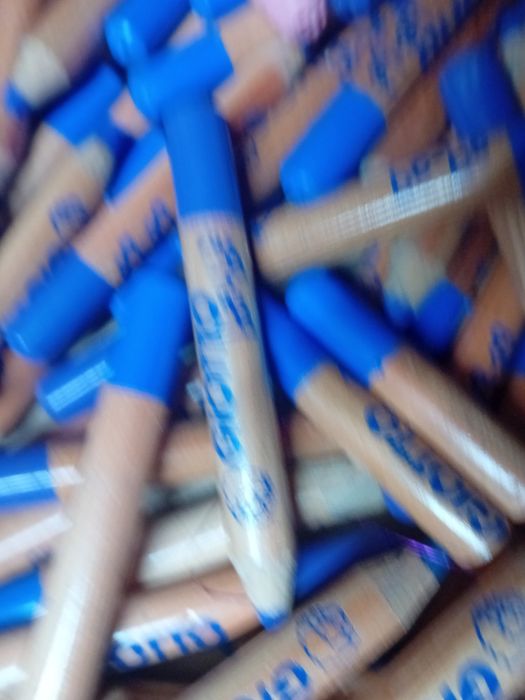 Creioane albastre Gioto be be . Pret 100 lei pentru 100 bucati.